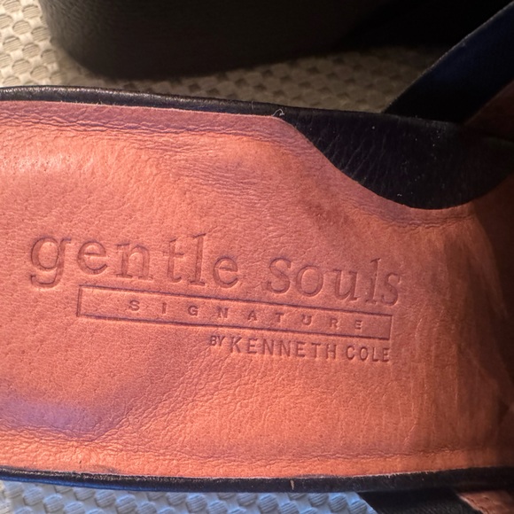 Gentle Souls  by Kenneth Cole Gianna Black Wedge Sandal with ankle strap size 10 - Picture 9 of 10